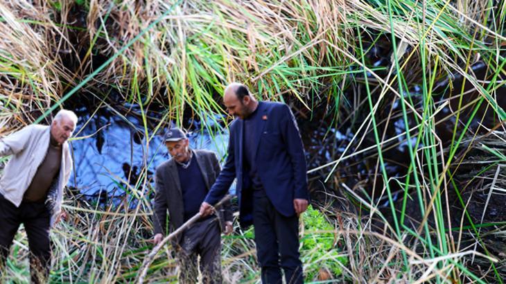 Köylülerin petrol umudu! Her yerden fışkıran renkli su şaşkınlık yarattı