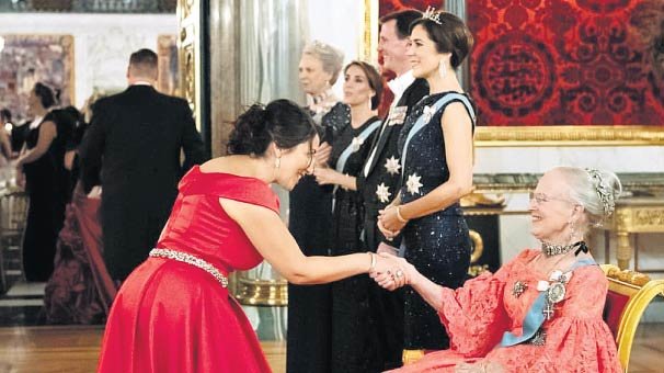 Kraliçe’nin davetine Türk vekil damga vurdu