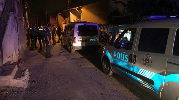 Kucağında çocuğuyla... Korku dolu anlar