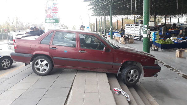 Küfürleri duymamak için kapıyı üzerine kapattılar!