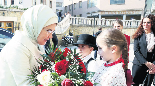 Kültür evinde dans gösterisi