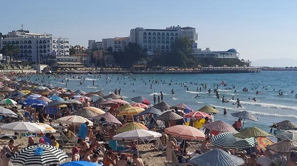 Kuşadası plajlarında insan seli