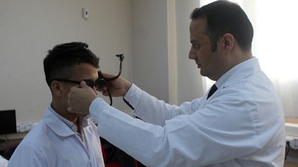 Lise öğrencileri, gözlüğe monte edilen 