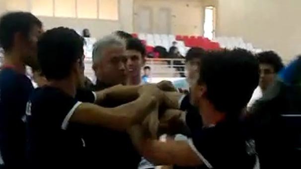 Liseliler tekme-tokat birbirlerine girdi