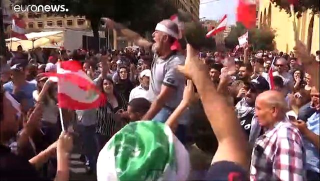 Lübnan'da gösterilerin 4. günü: Ekonomik kriz farklı kesimleri bir araya getirdi