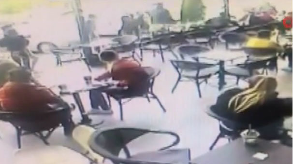 Lüks kafede muştalı dehşet!