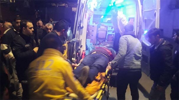 Lüks otomobille motosiklet çarpıştı: Ağır yaralı var