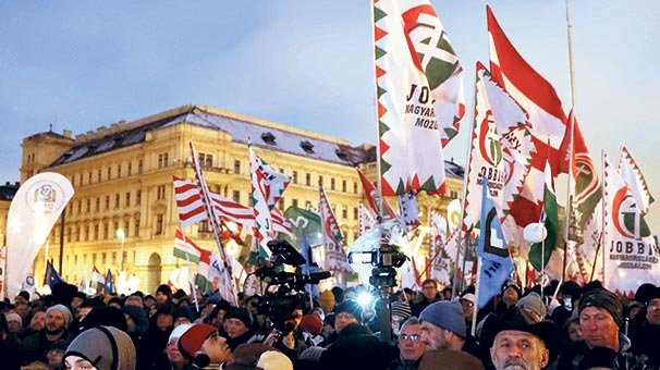 Macarlar protestoyu sürdürüyor