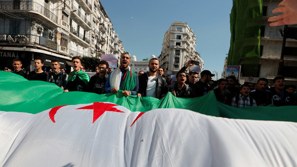 Macron, Buteflika'nın adaylığını geri çekmesinden memnun
