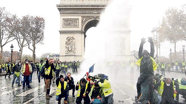 Macron geri adım atmıyor