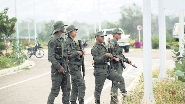 Maduro askerleri sınıra yolladı