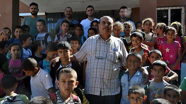 Mahallede iki kişi hariç herkesin soyadı aynı