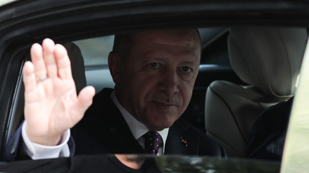 Makam aracını durduran Cumhurbaşkanı Erdoğan vatandaşlarla sohbet etti