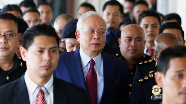 Malezya'da devlet fonundan muhalefet partisine rüşvet verildiği iddiası