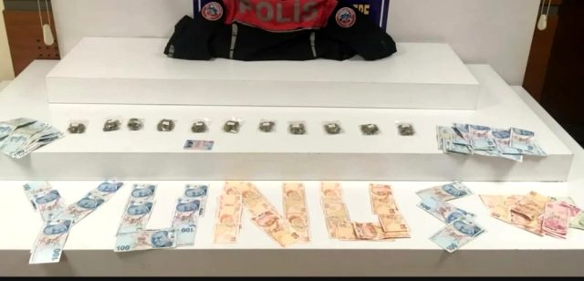 Maltepe'de polisin durdurduğu araçtan 11 paket uyuşturucu çıktı