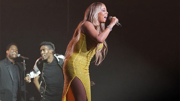 Mariah Carey elbisesiyle göz kamaştırdı