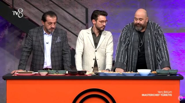 MasterChef jürileri, iki takımın yemeklerini beğenince herkese ödül eğitimi verdi
