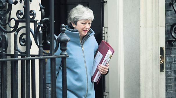 May, Brexit oylamasını yine erteledi