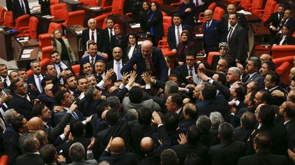 Meclis'te tartışma çıktı, itişmeler yaşandı