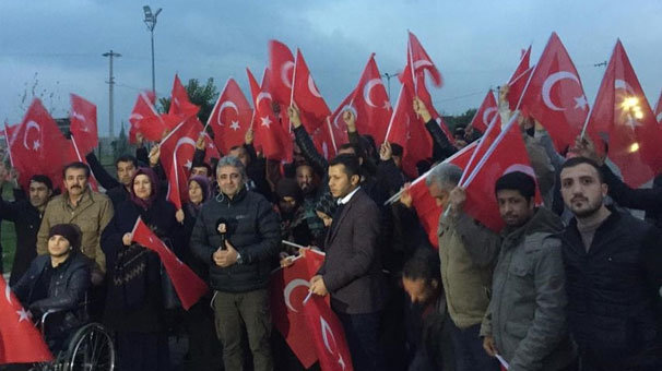 Mehmetçik'e sınırda destek... Bayrağını alan oraya koştu