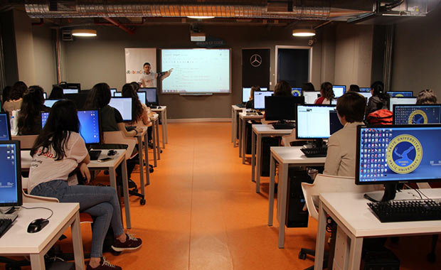 Mercedes-Benz Türk, Dünya Kız Çocukları Günü’nü kutladı