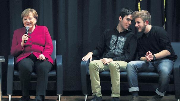 Merkel: Türkiye ile  müzakere kesilmemeli