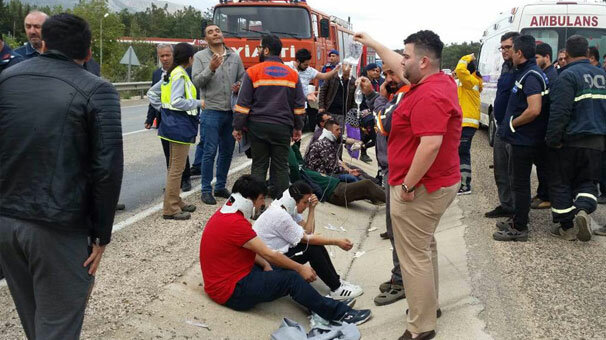 Mersin'de işçi servisi devrildi: 11 yaralı