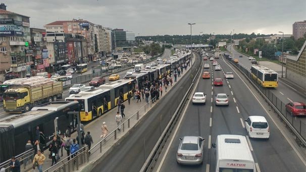 Metrobüs arıza yapınca uzun kuyruk oluştu