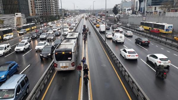 Metrobüs arızalandı! Uzun kuyruklar oluştu