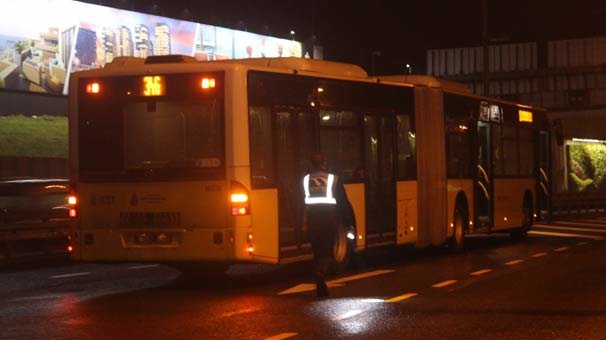 Metrobüs yoluna giren şahsa, metrobüs çarptı