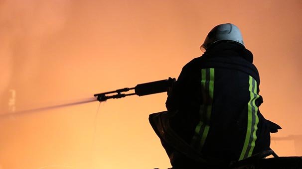 Metruk evde korkutan yangın: Binadakiler tahliye edildi