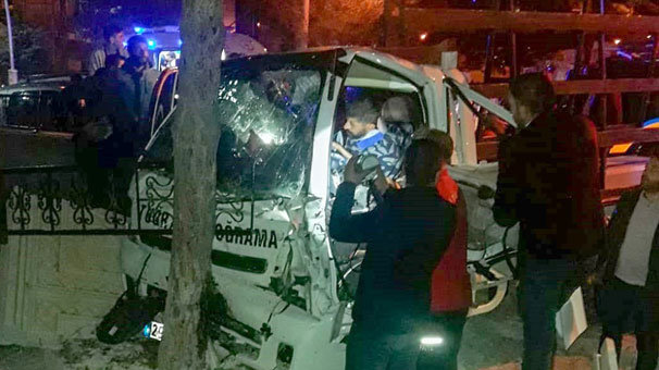Mezarlığa çarparak durabildi: Yaralılar var