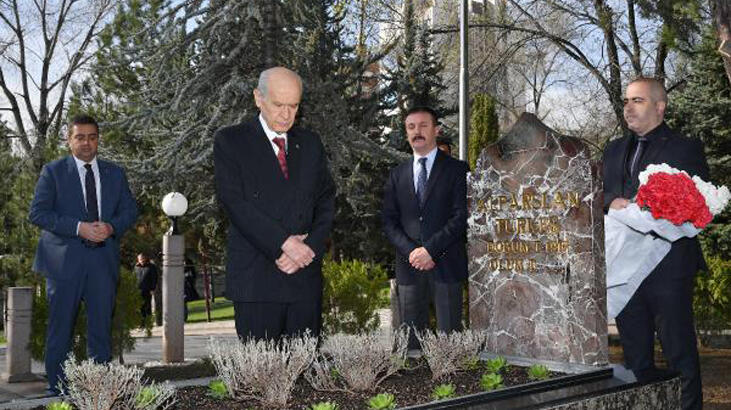 MHP Lideri Devlet Bahçeli, Türkeş'in mezarını ziyaret etti