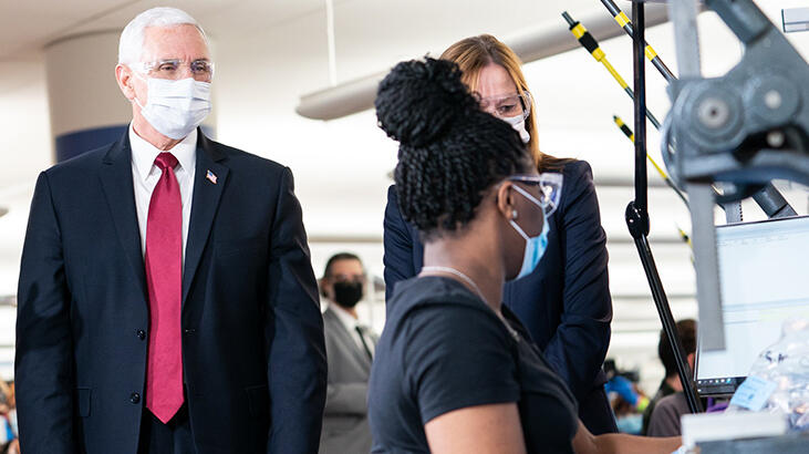 Mike Pence’ten maske itirafı