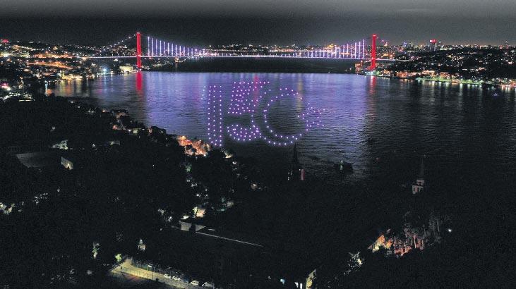 Milletin zaferi gökyüzüne yansıtıldı