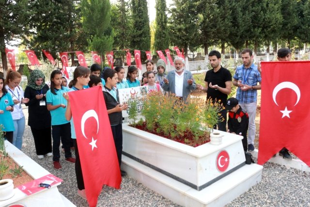 Minikler şehitlikte askerler için dua etti