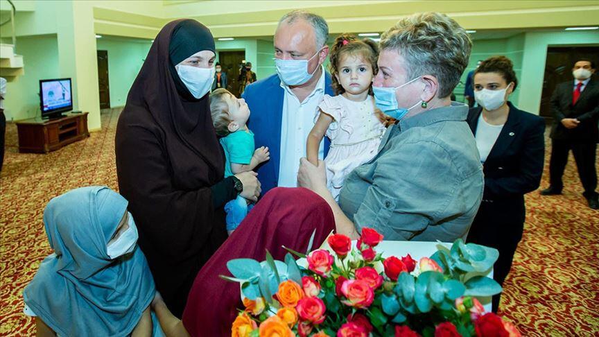 MİT'in YPG/PKK'nın elinden kurtardığı kadın ve çocukları Moldova'da çiçekle karşılandı