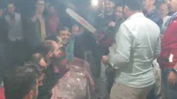 Motorlu testereyle onlarca kişiyi tıraş etti