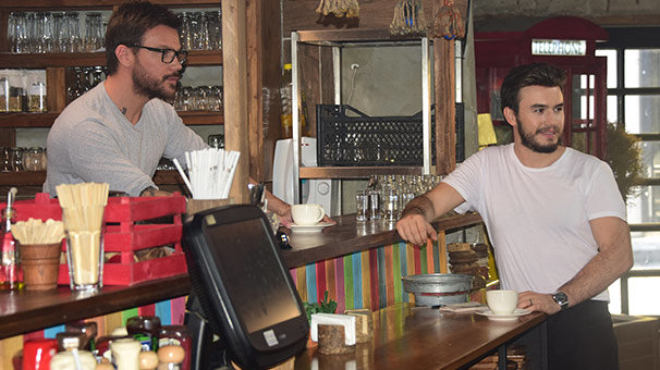 Mustafa Ceceli ve Sinan Akçıl garson oldu