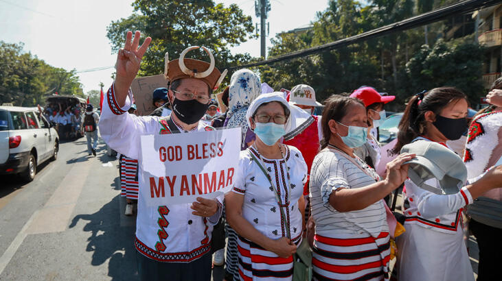 Myanmar'da darbeye karşı omuz omuza