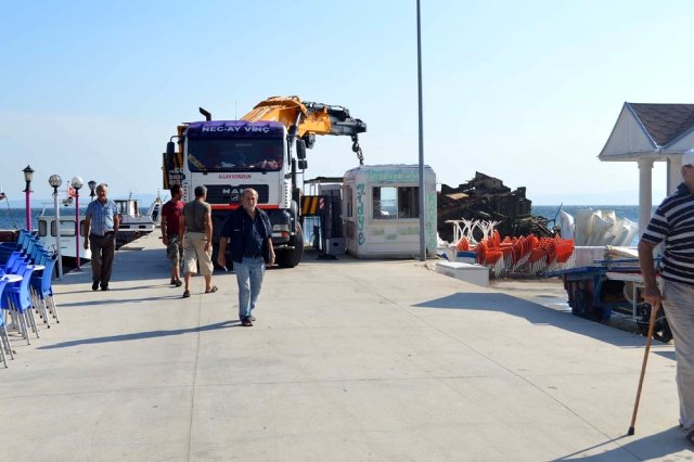 Narlı'da batık gemi enkazı çıkarılıyor