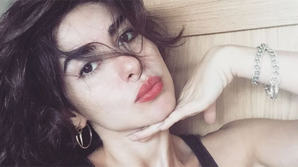Nesrin Cavadzade'den yırtmaç şov!