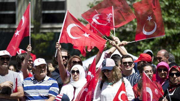 New York'ta her yer kırmızı beyaza büründü