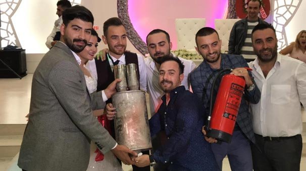 Niğde'de bir düğünde damada takılanlar şoke etti