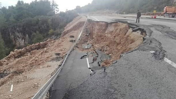 O ilimizde yaşandı! Yol 100 metre aşağı kaydı