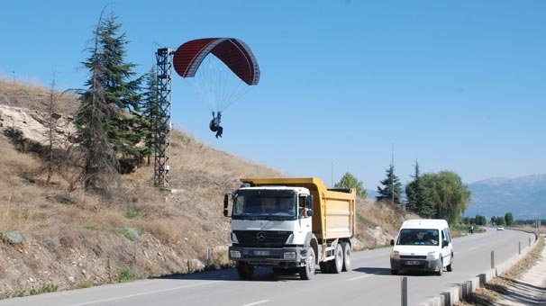 O tabelayı gören korkudan frene basıyor! Canlı gibi...