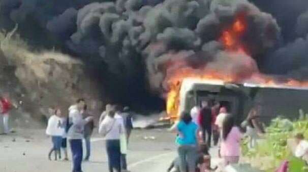 O ülkede yolcu otobüsü ile TIR çarpıştı! Onlarca ölü ve yaralı var...