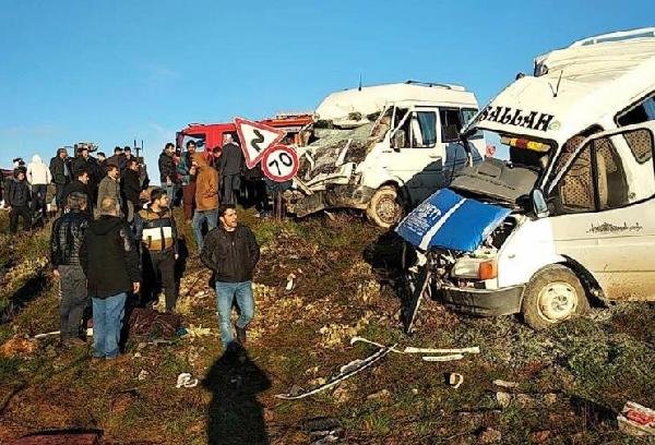 Öğrenci sevisi ile işçi servisi çarpıştı! Ölü ve yaralılar var