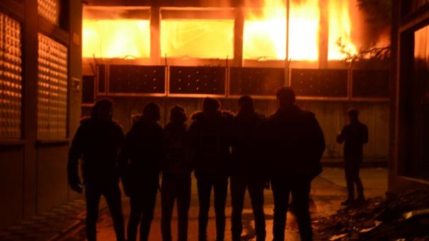 Öğrenciler yanan okullarının önünde hatıra fotoğrafı çektirdi