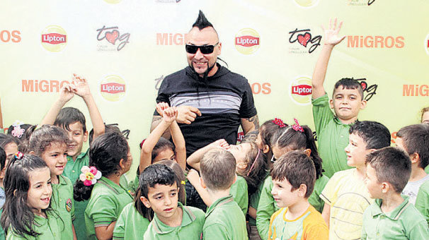 Okul duvarlarını boyadı